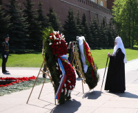 Предстоятель Русской Церкви накануне Дня Победы возложил венок к могиле Неизвестного Солдата