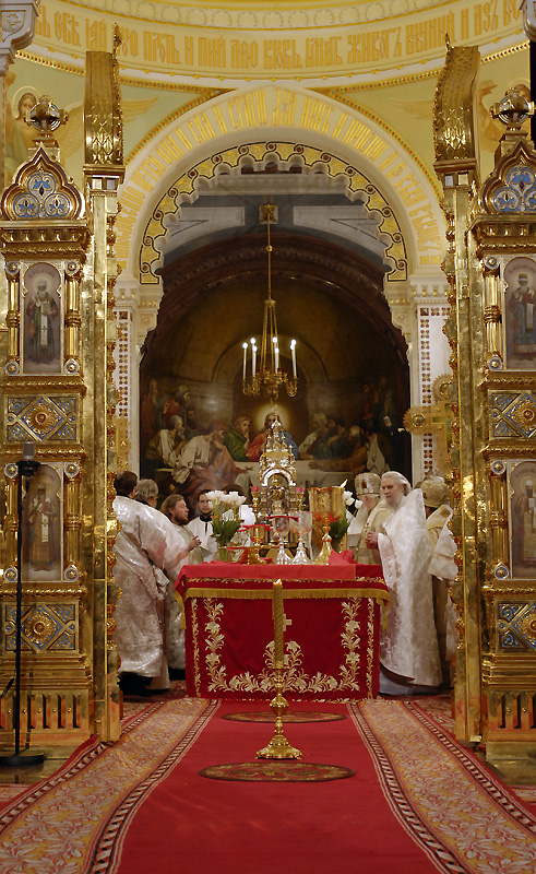 Богослужение в храме Христа Спасителя, первое после восстановления единства Русской Православной Церкви