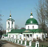 Провал грунта на улице Косыгина в Москве угрожает храму Живоначальной Троицы на Воробьевых горах