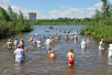 Праздничное богослужение и освящение воды на озере Святое в московском районе Косино