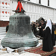 Утреннее великопостное богослужение и установка 'Большого' колокола на колокольню Свято-Данилова монастыря