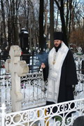 Епископ Бронницкий Амвросий совершил панихиду по митрополиту Трифону (Туркестанову) на Немецком кладбище