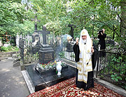 Святейший Патриарх Кирилл посетил ряд храмов Санкт-Петербурга и совершил заупокойные богослужения на могилах своих наставников и родных