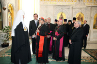 Встреча Святейшего Патриарха Алексия с архиепископом Неаполя. Передача Его Святейшеству частицы мощей священномученика Ианнуария.