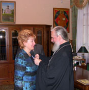 Митрополит Климент вручил председателю Фонда социального страхования Г.Н. Кареловой церковную награду