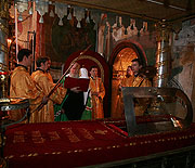 В день памяти святителя Петра, митрополита Московского, Святейший Патриарх Алексий совершил Божественную литургию в Успенском соборе Кремля