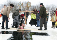 Почти 12 тыс. москвичей приняли участие в крещенских купаниях в ночь на Богоявление