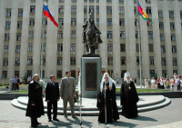 Святейший Патриарх возложил цветы к памятнику казакам