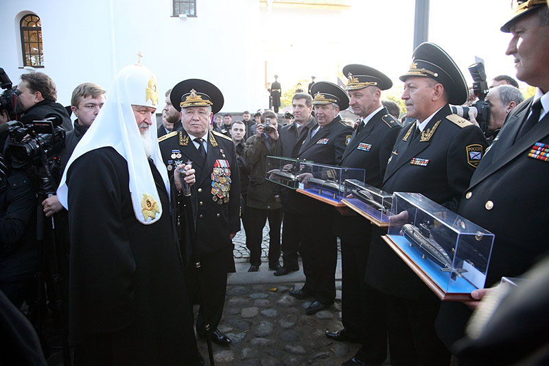 Патриарший визит в Санкт-Петербургскую епархию. День четвертый. Возложение цветов к мемориалу погибшим морякам-подводникам в Сестрорецке.