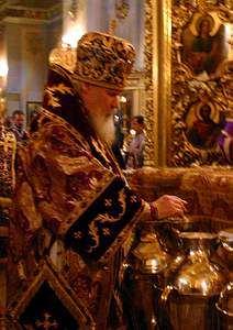 В Великий Четверг Святейший Патриарх Алексий совершил Божественную литургию и чин освящения мира в Богоявленском кафедральном соборе