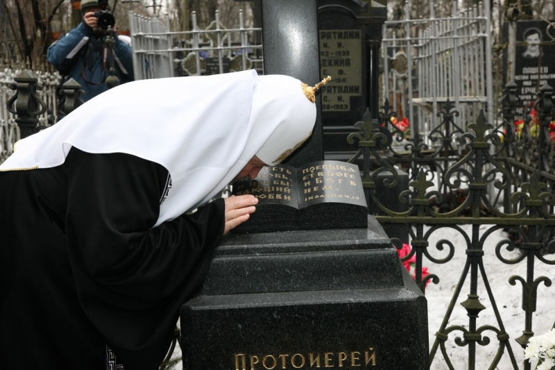Визит Святейшего Патриарха Кирилла в Санкт-Петербург. Лития на могиле родителей Его Святейшества.