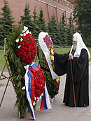 По случаю 65-й годовщины начала Великой Отечественной войны Святейший Патриарх возложил венок к памятнику Неизвестному Солдату