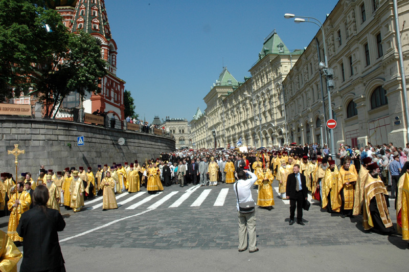 Дни славянской письменности и культуры: праздничное богослужение в Успенском соборе Кремля и крестный ход на Славянскую площадь