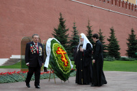 Святейший Патриарх Алексий возложил венок к могиле Неизвестного солдата