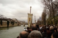 Православные румыны в Париже совершили чин освящения вод реки Сена