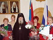 В Благовещенской епархии многодетным матерям вручены Патриаршие награды