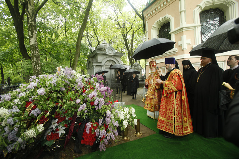 Освящение надгробий А.И. Деникина, И.А. Ильина и И.С. Шмелева на кладбище Донского монастыря