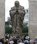 Памятник Иоанну Павлу II работы Зураба Церетели открыт во французском городке Плоэрмель