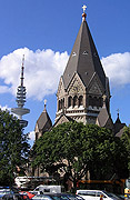 На гамбургском храме в честь св. прав. Иоанна Кронштадтского установлены главный купол и крест