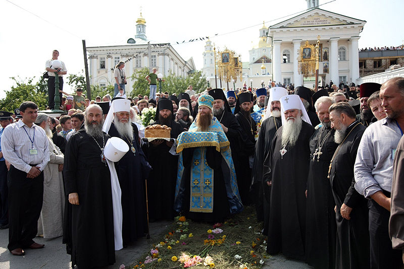 Патриарший визит на Украину. День девятый. Прибытие в Почаевскую лавру. Всенощное бдение.