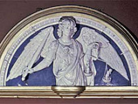В нью-йоркском музее 'Метрополитен' обрушился итальянский барельеф XV века 'Святой Архангел Михаил'