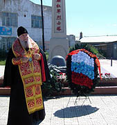На могилах советских воинов, павших в боях в конце 1945 года в Китае, архиепископ Гавриил совершил заупокойные богослужения