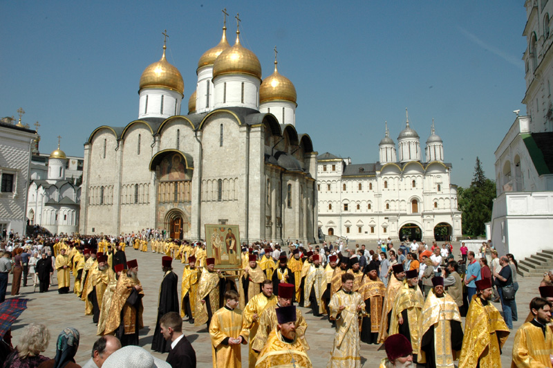 Начало крестного хода на Славянскую площадь