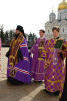Епископ Бронницкий Амвросий совершил молебен на Соборной площади Московского Кремля