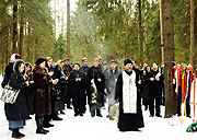 Студенты Санкт-Петербургских духовных школ посетили Левашовское мемориальное кладбище