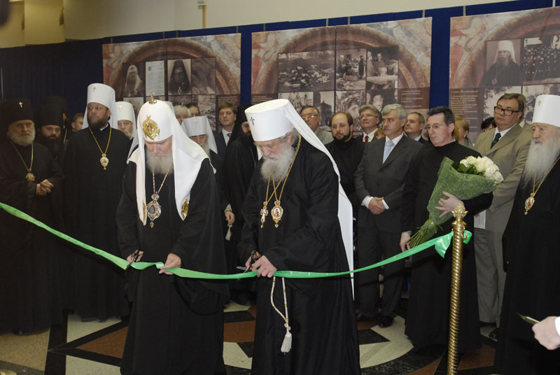17 мая 2007 г., Москва. Открытие выставки в Храме Христа Спасителя, посвященной воссоединению Русской Православной Церкви.