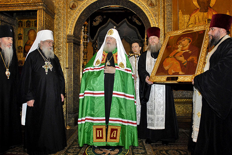 20 мая 2007 г., Москва. Богослужение в Успенском соборе Московского Кремля.