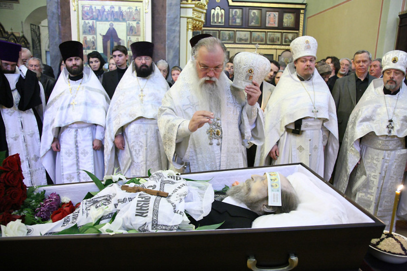 в какой обуви хоронят православных встретили
