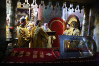 В день памяти свт. Московского Петра Патриарший Местоблюститель совершил Божественную литургию в Успенском соборе Московского Кремля