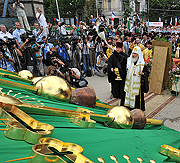 Святейший Патриарх Кирилл освятил купольные кресты возрождаемого Александро-Невского кафедрального собора Симферополя