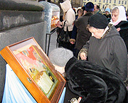 Молитвенное стояние против абортов прошло у Казанского собора Санкт-Петербурга