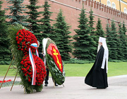 В день начала Великой Отечественной войны митрополит Крутицкий и Коломенский Ювеналий возложил венок к могиле Неизвестного солдата