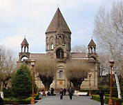Премьер-министр России посетил резиденцию Католикоса всех армян Гарегина II в Эчмиадзине