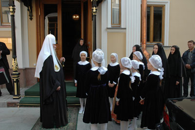Святейший Патриарх встретился с воспитанницами приюта Свято-Покровского Хотьковского монастыря