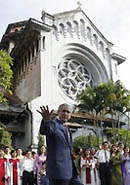 Джордж Буш помолился с вьетнамскими христианами в католической церкви