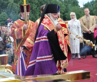 Архиепископ Истринский Арсений совершил освящение креста для храма великомученика и целителя Пантелеимона в Южном Бутове
