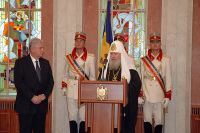Патриарший визит в Молдову. Прием в Президентском дворце и награждение Святейшего Патриарха Алексия 'Орденом Республики'.
