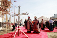 Установка креста на храм преподобного Серафима Саровского в 'Экспоцентре'
