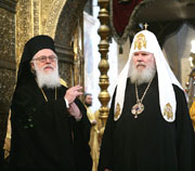 Предстоятели Русской и Албанской Православных Церквей совершили Божественную литургию в Успенском соборе Кремля