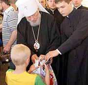 В Международный день защиты детей Блаженнейший митрополит Владимир раздал детям-сиротам праздничные подарки