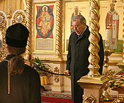 Евгений Примаков посетил рижский собор Рождества Христова