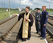 Клирик Бобруйской епархии освятил наиболее травмоопасные участки железной дороги в окрестностях Бобруйска