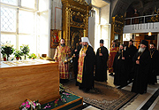 Блаженнейший Митрополит Иона в завершение визита в Русскую Православную Церковь совершил панихиду на могиле Святейшего Патриарха Алексия II