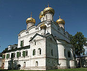 На звоннице Троицкого собора Ипатьевского монастыря Костромы установлен восьмитонный колокол