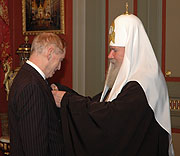 Святейший Патриарх наградил президента Российской академии образования Н.Д.Никандрова