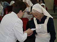 Губернатор Кемеровской области отметил деятельность сестер милосердия денежными премиями